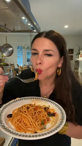 Spaghetti alla Puttanesca, The Lady of the Night’s spaghetti #pasta #thepastaqueen #italiancooking #italianfood #spaghetti #italiancook #anchovies