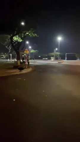 Trai đứng đường nè cả nhà