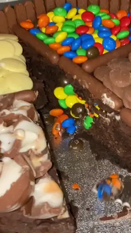 a calorie lasagna 😇 here’s my sisters bday cake 🎂 I’ll post recipe to my insta hehe ✌🏽 #houseoftiktok #fyp #isolation #baking #cake #cakevideo