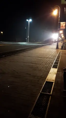 #прибытиепоезда #поезд #ночь #вокзал #станция #фонари