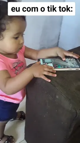 desde pequenininha já é viciada no tik tok 😂😂😂.#viciada #geraçãotiktok #bebeengracado #bebeencasa #fofa #foryou