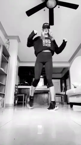 Trying out some new moves 😝 #shuffle #dance #perte