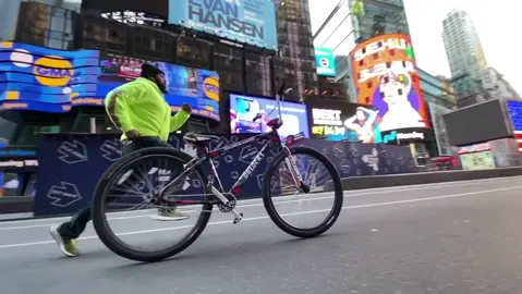 🚲💨💨💨#keepingbusy #lifeathomequiz #progamer #timessquare #nyc #ghosttown