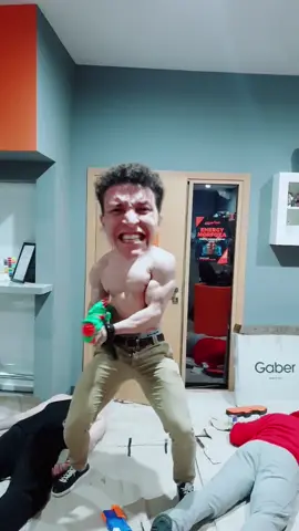 Która broń lepsza?😎@maciek.hotelparadise Walczył dzielnie #fyp #dlaciebie #foryou #foryoup #pewpewpew #happyeaster #sixpack #lanyponiedziałek