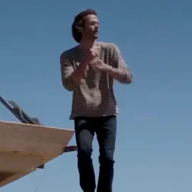hi i hope everyone has an amazing day... here’s jared padalecki dancing on a roof and suprisingly not falling off 👁👄👁 #supernatural #jaredpadalecki