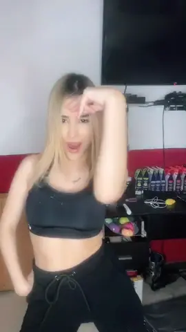 Ella tiene maldad. 😈 (instagram:BriandaDeyanara)