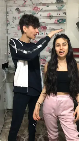 Batuhan Neslişah’ın boyuyla çok dalga geçiyor Neslişah’ta çok sinirleniyor 😅 Sizin boylarınız kaç?💁🏻‍♀️ @neslisahozdemiiir #ablakardeş #tiktok