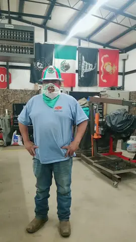 puro orgullo mexicano!!! un mexicano mandando a gringos!!