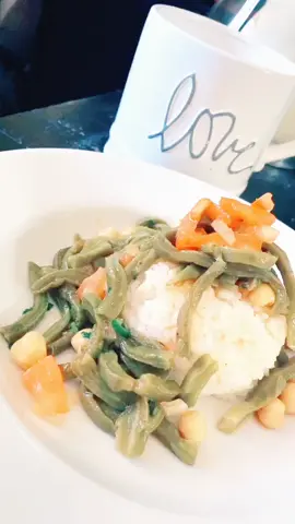 Nopales , garbanzo , tomate , cebolla, limón 🍋 vinagre...y arroz ❤️