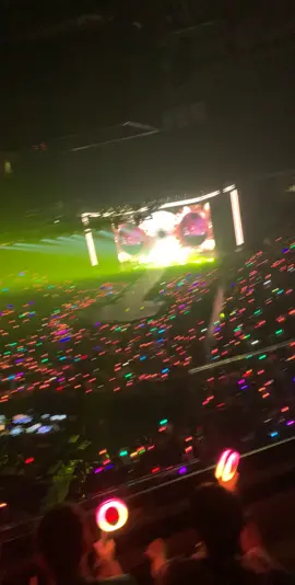 Here’s a chaotic video from the TWICELIGHTS in Newark concert 🌃 #twice #fyp