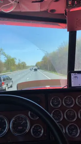 Pulling up to a tow job like... #towlife #35tonsoffun #wrecker #heavywrecker #pete379 #jerrdan