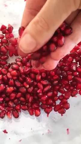 Pomegranate Hack! #foryou #foryour #fyp #hack #tiktokhack #pomegranate #hoopsathome #fruit #tiktokchef #Foodie #tiktokcovers