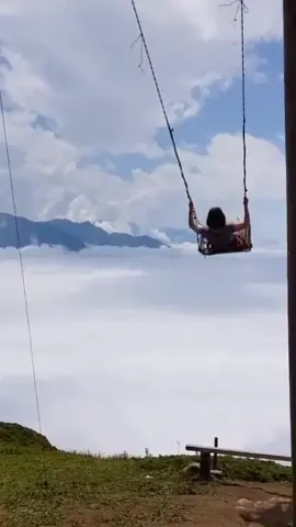 📍La balançoire du plateau d’Ayder à Rize, Turquie 😰 IG : katya_karadeniz #fyp #pourtoi #tiktoktravel #travel #sky #swing #turkey #scary