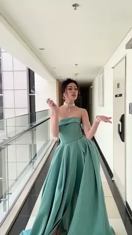 Nay Vân xung phong đi đổ rác mà kiếm thùng rác hoài hk ra... 🤣🤣🤣 #stayhome #onhavanvui #onhavandep #khanhvan #missuniversevietnam #nimedia