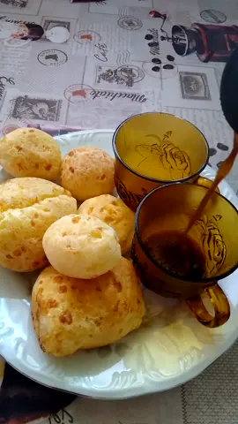 BOM DIA AMIGOS😊 VAMOS TOMAR UM CAFEZINHO COM PÃO DE QUEIJO MINEIRO 😋#tiktok #CAFÉ