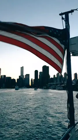 Chicago vibes #illinois #chicago #visittheusa #travel #beautifuldestinations #usa #america #lakemichigan #sunset #journey #trip #flag #yoloaventuras