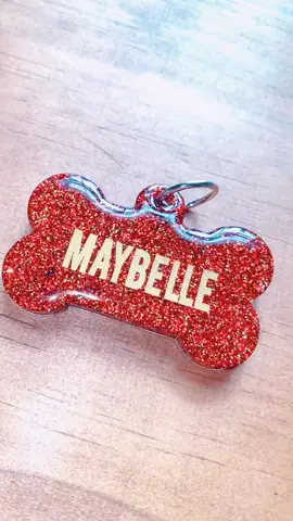 LIVING for this gold vinyl 😍 #dogmom #keychain #dogsoftiktok #tiktokpets #resinart #gocreate #etsy #etsyshop #onlineshopping  #shopsmall #resinpour