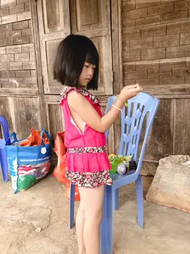 Bao nhiêu điểm cho nhan sắc ngọt ngào này? Chú có dặn là con không có được lấy chồng sớm rồi 😎#taybac #police #youtubelongbymofficial #dantocmong