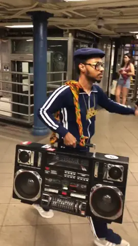 Have you ever seen a real Boombox from the 80s?! Pics on my Instagram!  @leerock_starski #80s #oldschool #vintage