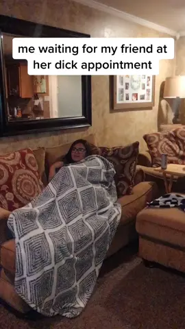 we love friends who wait for us to get our fix 🙆🏼‍♀️ #MMMDrop #goingpro #promportrait #promlook #SpaDeOlay #SpaDeOlay #fyp #roadtotikrokfame