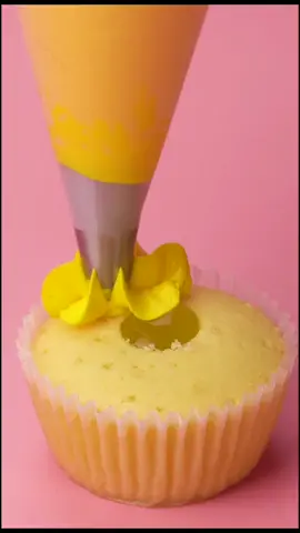 These Pineapple Cupcakes are So Full of Sunshine and Fun!