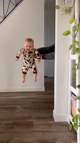 Smol dancing bear 🐻 #babiesoftiktok #babies #tiktokbabies #babygirl #cutebaby #dancingqueen #momlife #MomsofTikTok #mom #baby #dad #dadlife #daddy