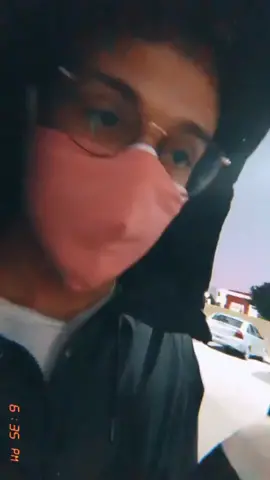 Ayer por la noche le tocó salir a Rugge, pero tiene un problema con el barbijo, cuando respira se le empañan las gafas 😂
