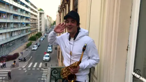 U like to move it ? 🎷#sandysax #restezchezvous #covid19 #stayathome #saxophone #onapplaudit #lyon
