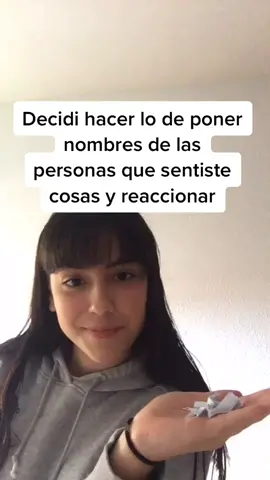 Nse si ilusionarme por las personas que sonrío o deprimirme porq las que mas me importaron fueron las que no reaccioné sonriendo🥺