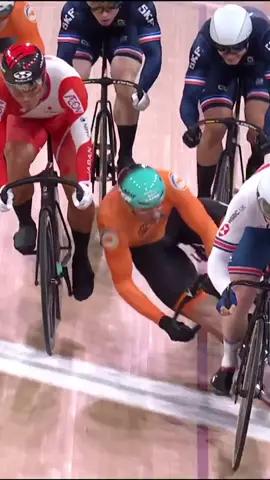 OMG 😮                                                              #cycling #trackcycling #velo #piste #crash #berlin2020