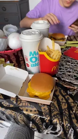 J’en rêve depuis 2mois et le voilà😍 Ton 3ème @ doit t’offrir un mcdo😂 Ps: @sathynne #foryou #mcdo