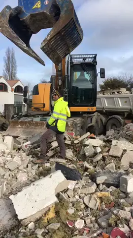 #travauxpublics #chantier #camion #demolition #liebherr #bonnet