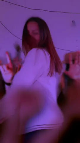 Y justo cuando te estas despiendo... ponen lo mejor  #enlamultitud    #free  #party #challenge