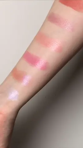 Small but mighty 💫 #milkmakeup mini swatches giving SHINE! Shop 👉🏻 @sephora  #colorswatch #sephoramusthaves #glowoil #holigraphicmakeup