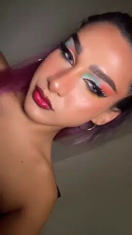Me puse a jugar con maquillaje y esto resultó. Ahora ¿quien me toma fotos? 🤷🏻‍♀️
