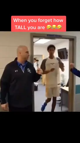 No sympathy from the Coach 🤣 #basketball #tallpeopleproblems #tallpeople #tall @hassenkurtu #funny #highschool