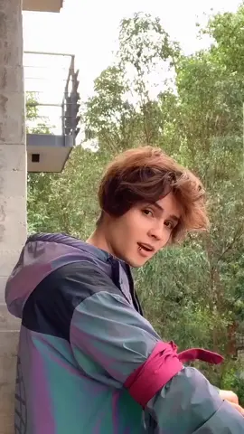 Me saludas con besitos en la boca...