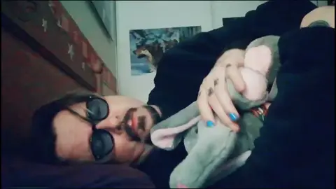 In bed with Johnny 🛌😴🐘😄😄 #johnnysteff #johnnydepp #sosiejohnnydepp #johnnydepplookalike #sosie