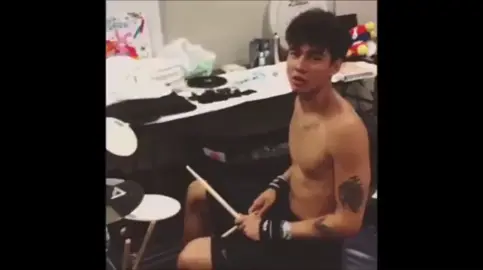 is it hot in here? or is it just him😳 #5sos #calumhood #ashtonirwin #lukehemmings #5secondsofsummer