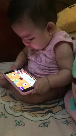 Desde los 2 meses le gusta ver videos en su celular 📱🥰❤️ #bebechallenge #celular #fyp 👧🏻🥰