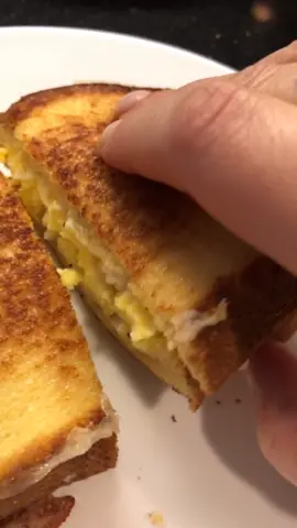 Simple egg sandwich 🍳 #breakfastsandwich #fyp #foryou #yum #eggs #huevo #foodporn