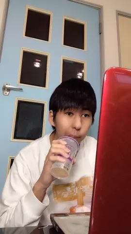 夜遅くまでYouTubeの編集中