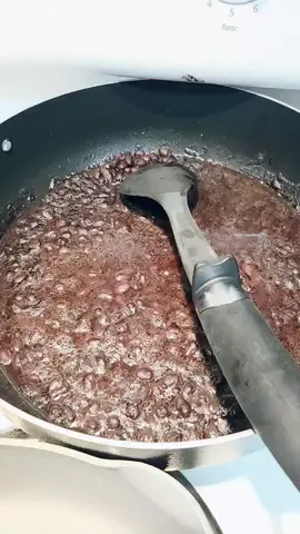 MAKING DINNER ARROZ Y FRIJOLES #fyp#90sbaby#90sbabytiktok #xycba #ineedtostoptiktoking