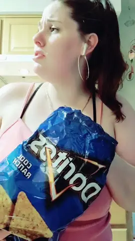 I HAVE 3 LITTLE HANDS ALWAYS HOPPIN IN MY BAG LIKE ITS FUCKN CHIPHOP😜#stoptakingmychips #fyp#foryoupage#90smomoftiktok #90sbaby #xycba #