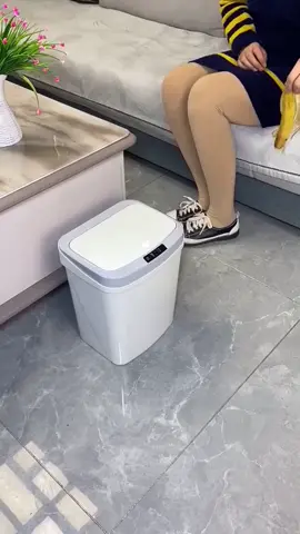 Have you ever seen such a self-opening trash can #tiktok #foryou #fyp #littlethings #Home #homeroutine #life