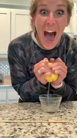 Legit didn’t think this would work #lemonhack #quickrecipes #food #foodhack (cred: @johannawestbrook )