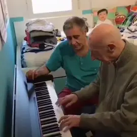 101-year-old man with Alzheimer’s plays the piano 💜 #alzheimers #dementia #music #endalz #fyp