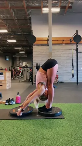 How flexible are you? 1-10??? Forward folds  for me are quite easy, backwards though not so much! @gymshark #gymshark #forwardfold #foryou #flexible
