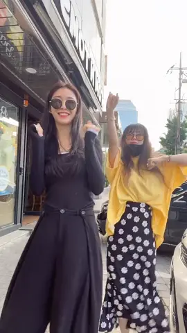 🤩#bananachallenge#bananadrop#korean#leeyoung#tiktok#틱톡이영#sunglassechallenge @uzee_h