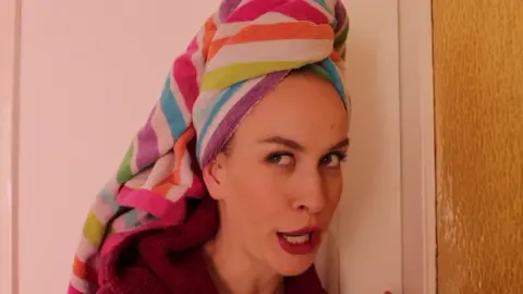 TYPISCH ELTERN: Abends checken ob das Kind schon schläft 😅 #parents #parentsbelike #typischeltern #germancomedy